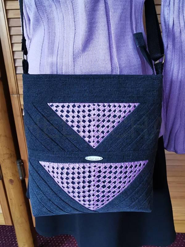 Černá džínová CROSSBODY kabelka s fialovou vsadkou