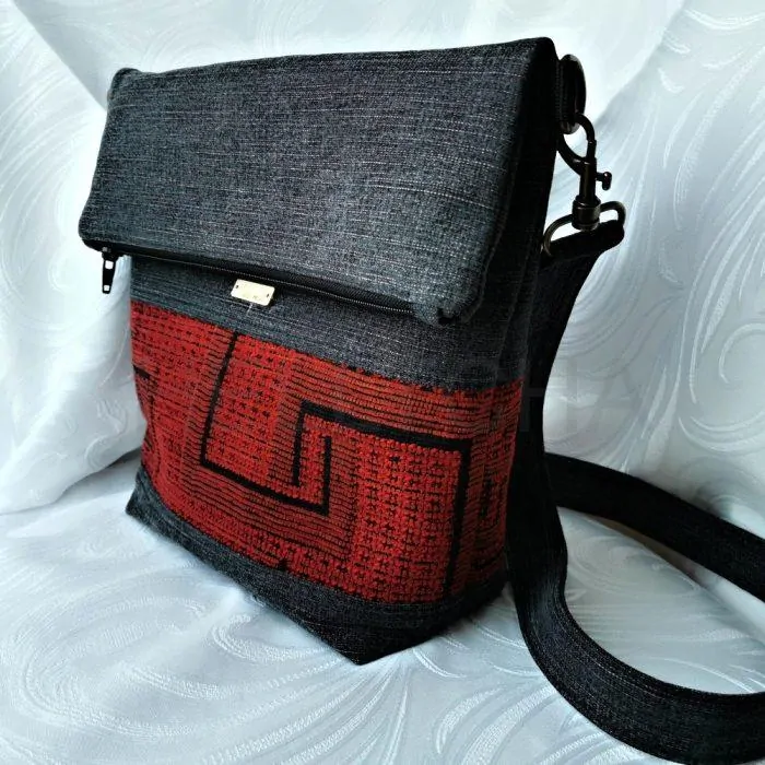 Ručně šitá černo-červená džínová kabelka ONYX 1