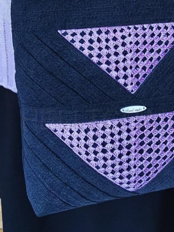 Černá džínová CROSSBODY kabelka s fialovou vsadkou