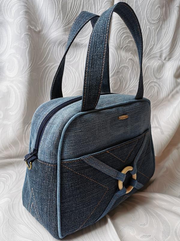 Ručně šitá jeansová kabelka GRANÁT s dřevěným kroužkem