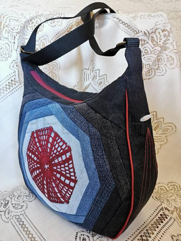 Ručně šitá riflová kabelka AKSAMIT s bordovou háčkovanou vsadkou