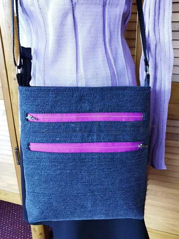 Černá džínová CROSSBODY kabelka s fialovou vsadkou