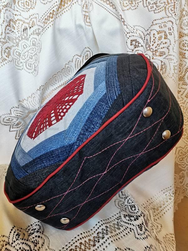 Ručně šitá riflová kabelka AKSAMIT s bordovou háčkovanou vsadkou