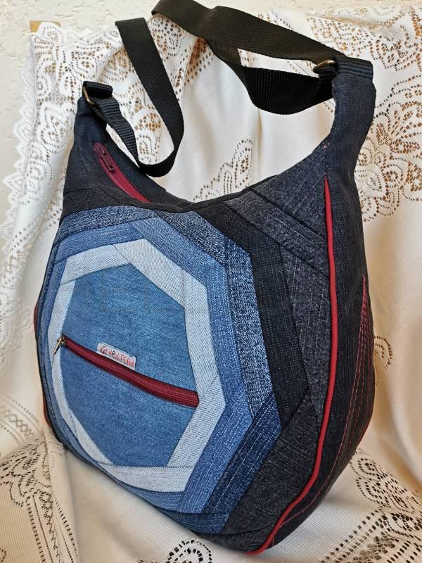 Ručně šitá riflová kabelka AKSAMIT s bordovou háčkovanou vsadkou