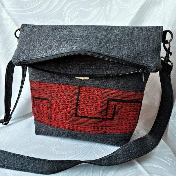Ručně šitá černo-červená džínová kabelka ONYX 1
