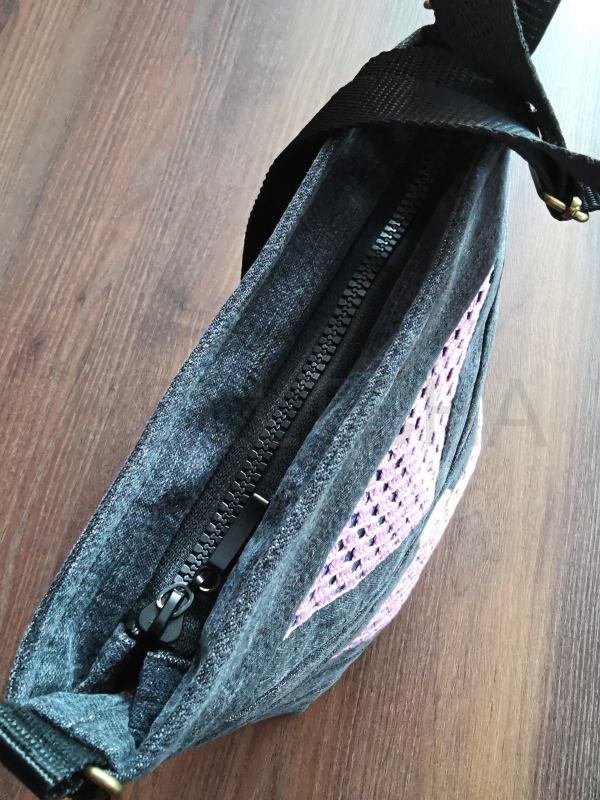 Černá džínová CROSSBODY kabelka s fialovou vsadkou