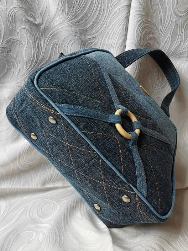 Ručně šitá jeansová kabelka GRANÁT s dřevěným kroužkem