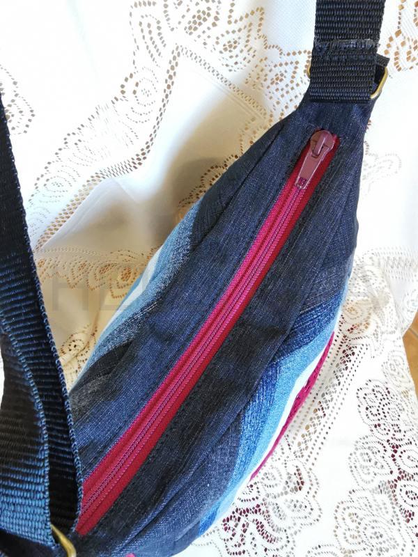 Ručně šitá riflová kabelka AKSAMIT s bordovou háčkovanou vsadkou