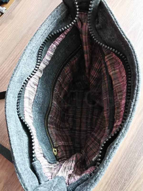 Černá džínová CROSSBODY kabelka s fialovou vsadkou