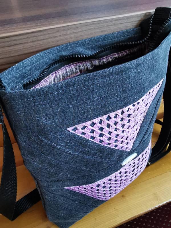 Černá džínová CROSSBODY kabelka s fialovou vsadkou