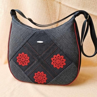 Ručně šitá riflová kabelka AKSAMIT s červenými kytičkami